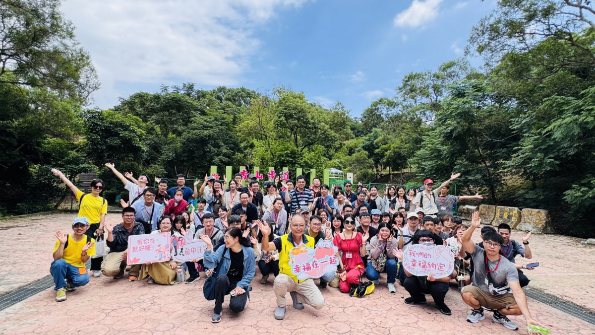 參加彰化市單身聯誼「3萬解謎.幸福無敵~東方再起」活動的青年朋友們在美麗的香山步道。圖/彰化市公所提供