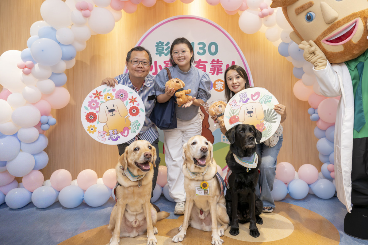 罹患癌症的Sebrina姊姊親自送出她設計的「亞瑟狗狗」輔助犬玩偶。圖/彰基提供