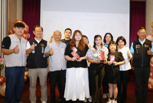 嘉義市政府今天舉辦「嘉義市115年度績優托育人員表揚活動」，頒獎表揚11名績優托育人員／林詩涵翻攝影