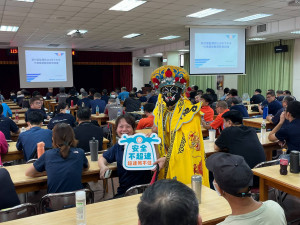 川劇變臉，將交通安全、廉政及反賄選觀念融入演出，以寓教於樂方式加深參訓人員印象。
