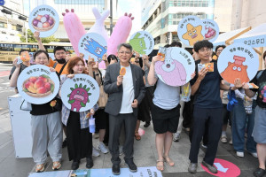 屏東觀光快閃首爾！吸睛吉祥物現身弘大　邀韓國旅客來趟療癒之旅