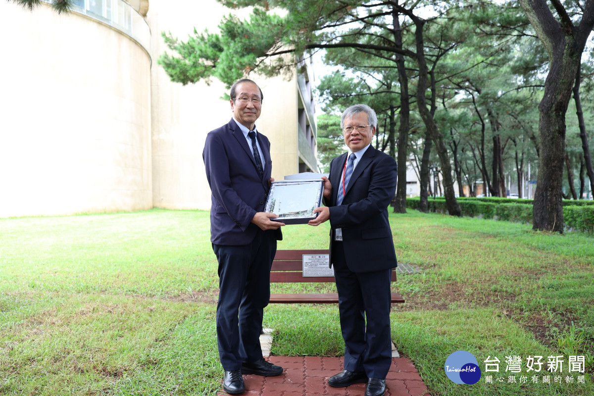 中央大學蕭述三校長(右)特別致贈紀念品給北川進教授(左),感謝他蒞臨中央大學,讓參與者一同感受大師的丰采。<br />
<br />