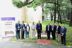 2025諾貝爾化學獎得主北川進教授蒞臨中央大學，為他打造專屬的大師座椅進行揭牌儀式。