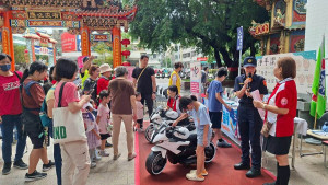 臺中二分局前進元保宮宣導交安，小朋友體驗小重機、闖六面拼圖，寓教於樂。（圖/讀者提供）