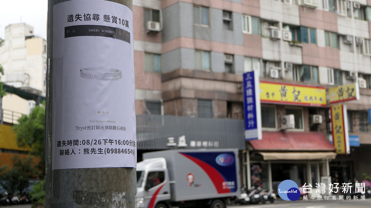 協尋資訊張貼在道路電線桿上。(圖/陳招宗 攝)