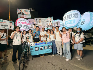 民眾黨黨主席黃國昌陪同竹北市長參選人邱臣遠一起騎乘腳踏車到竹北夜市進行掃街拜票。