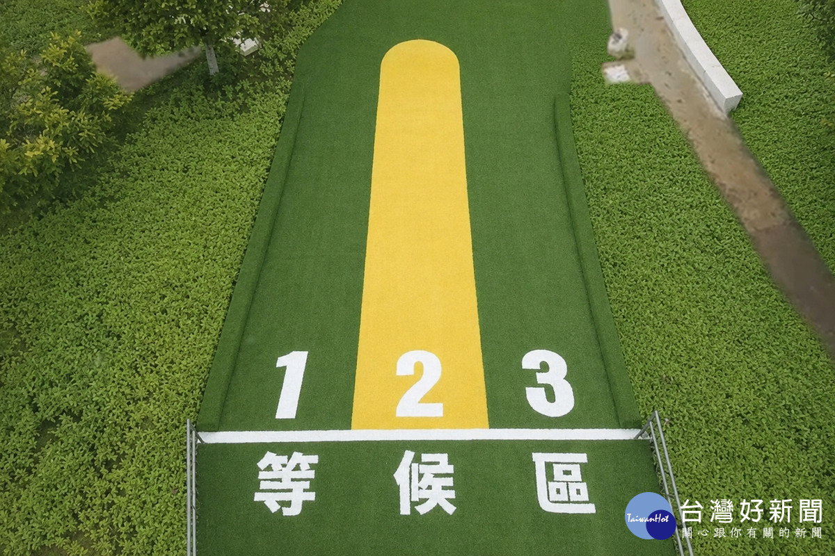「青山河濱公園」滾草坡區。<br />