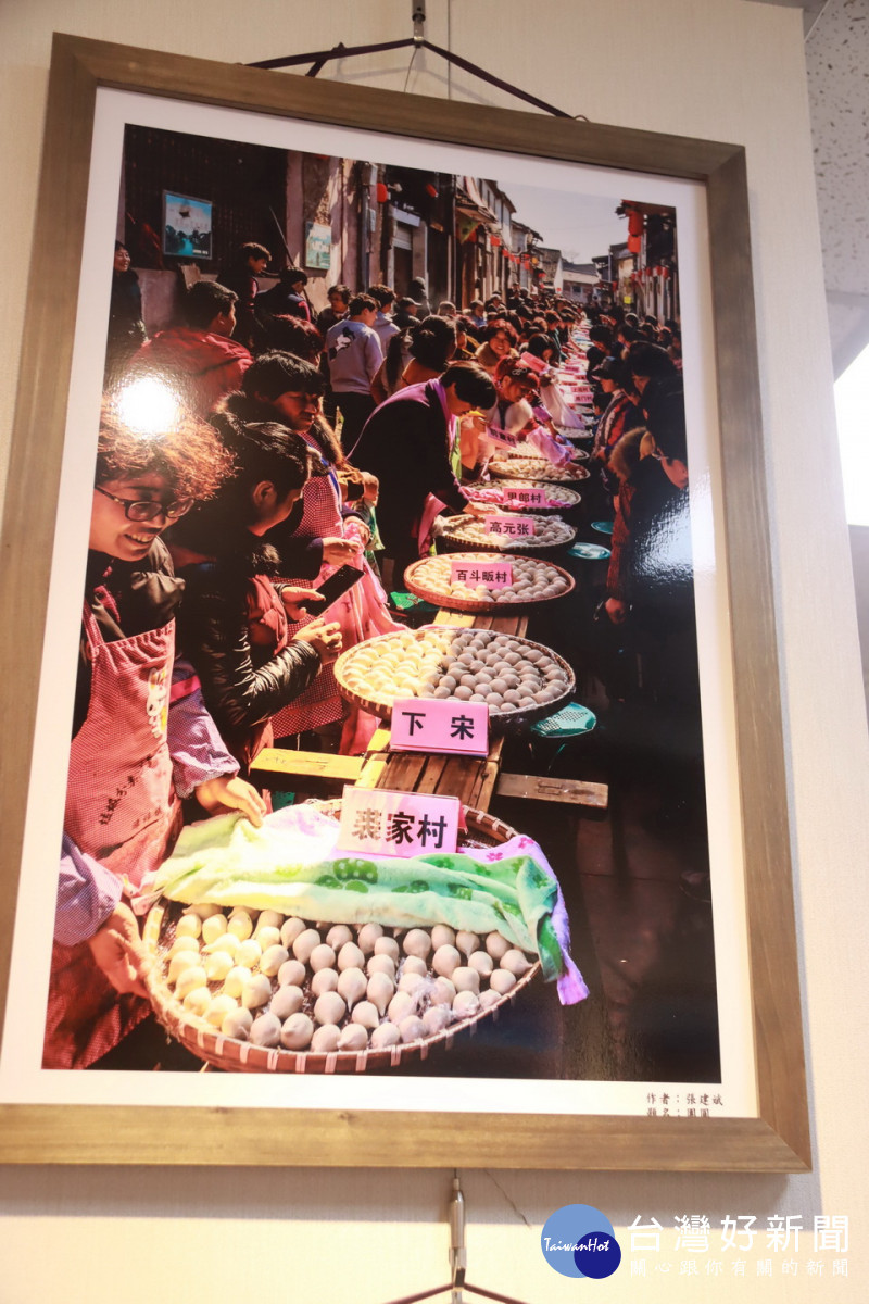 作品展現地方人文生活。(記者扶小萍攝)