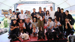 曾穿梭瓦礫堆救命　退役搜救犬回娘家與老戰友重逢。（圖/台中市消防局提供）