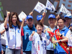 鄭麗文授旗、盧秀燕助陣，藍營要角齊聚彰化挺魏平政。圖／記者鄧富珍攝