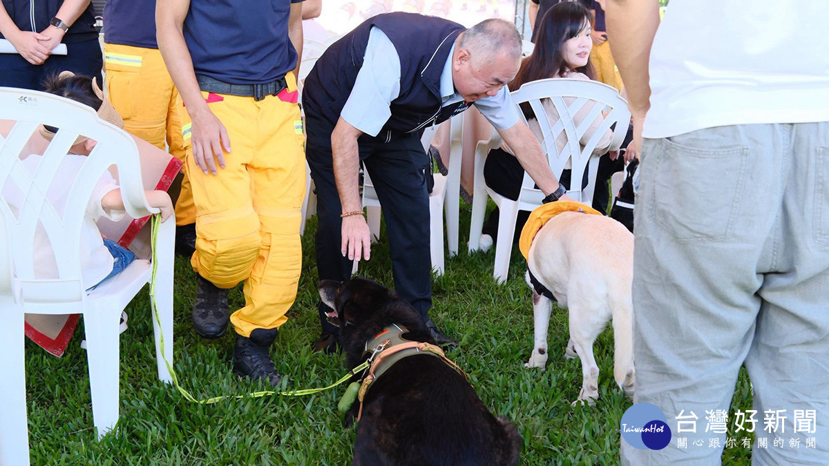 退役搜救犬重返熟悉基地,與昔日領犬員及戰友相聚,溫馨畫面令人動容。