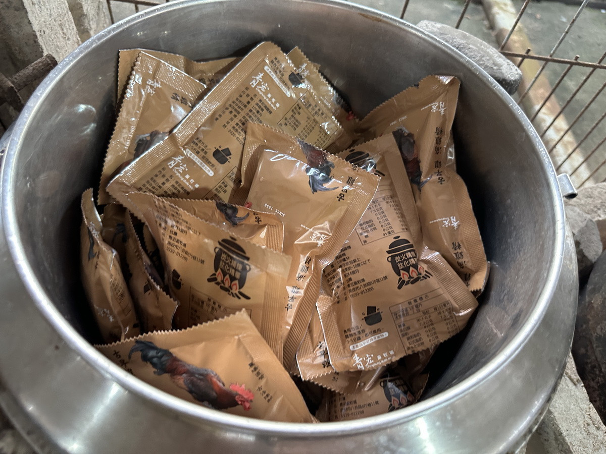 滴雞精古法煉製三五分鐘即可食用。（記者扶小萍攝）<br />
