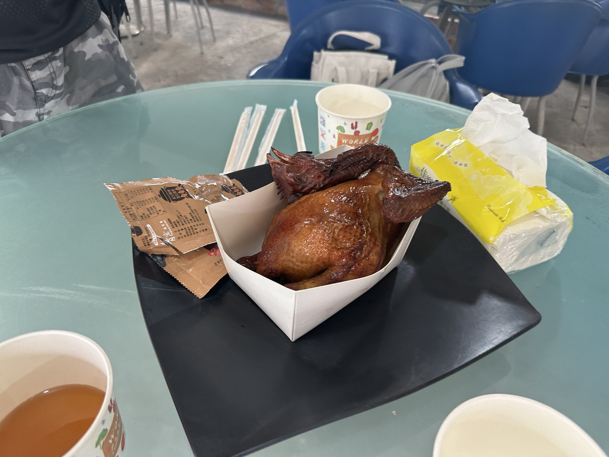 青宏的烤雞肉質Q彈。（記者扶小萍攝）<br />

