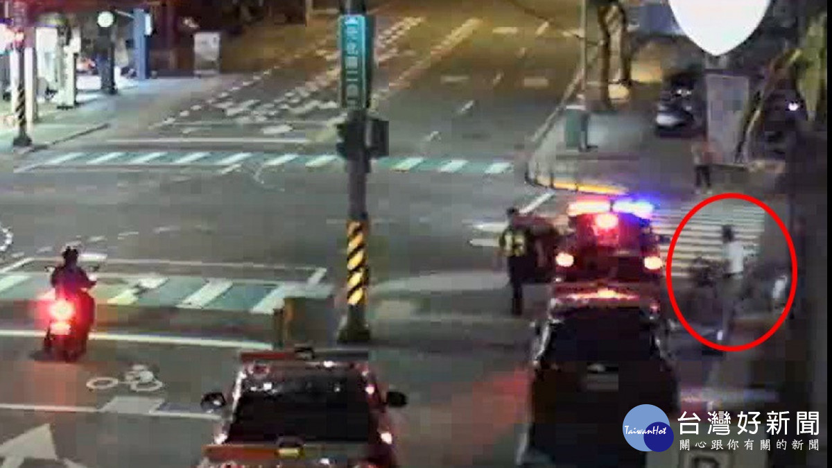 陳姓老翁獨自騎著腳踏車尋車,前往中壢交通中隊求助。<br />
<br />
