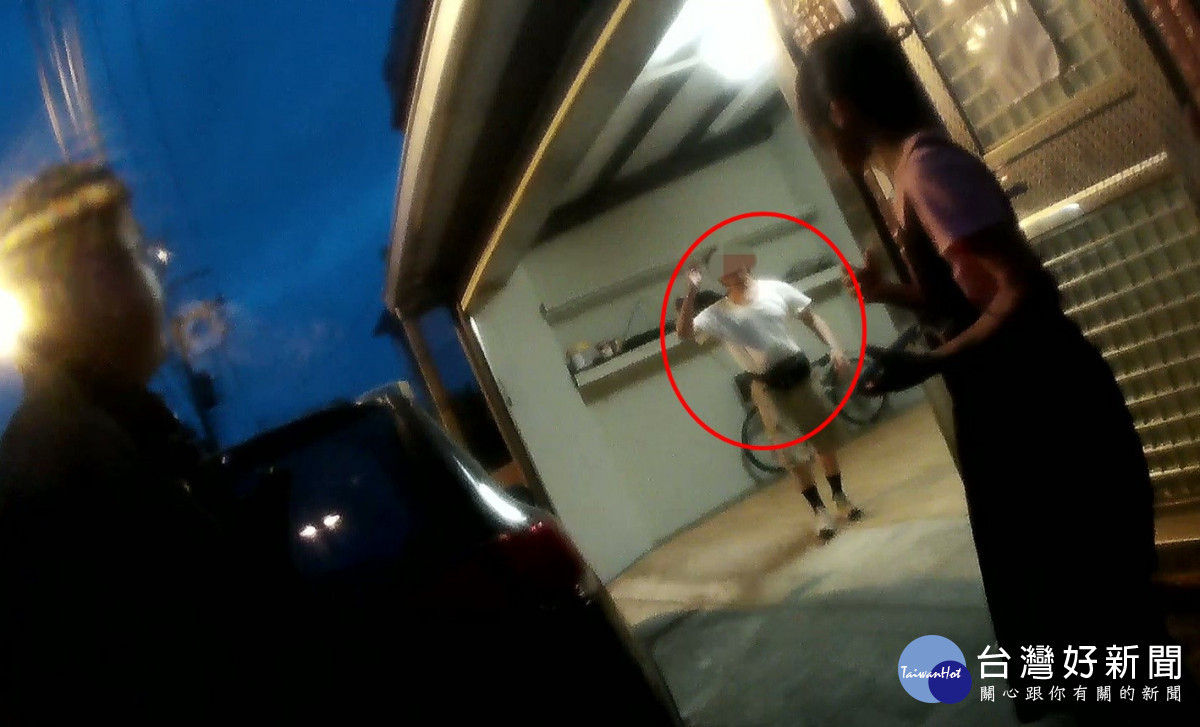員警考量深夜時段及老翁安全,便將老翁與腳踏車一併載上巡邏車,平安護送返回住處。<br />
<br />
