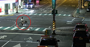 陳姓老翁獨自騎著腳踏車尋車，前往中壢交通中隊求助。