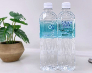 「台塩海洋微礦水Aqua8」採600ml輕巧瓶裝，簡約清新的設計融入海洋意象，為日常補水增添質感。