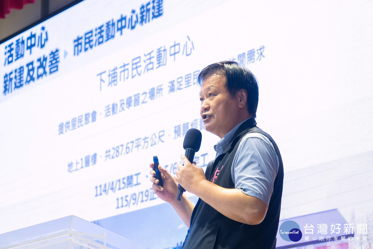 新屋長鄭詩鈿說明區政成果。<br />