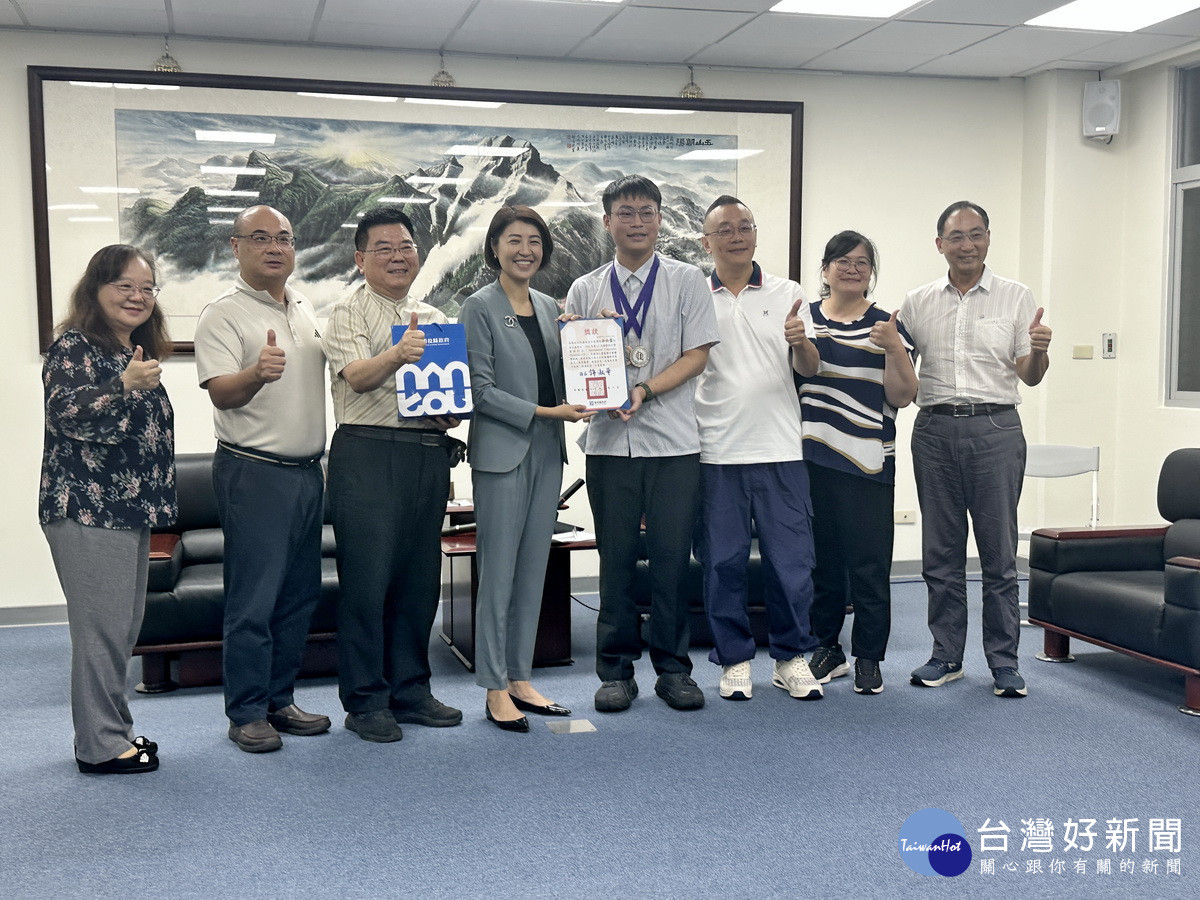 許縣長接見吳同學與家長師長。（記者扶小萍攝）<br />
<br />
