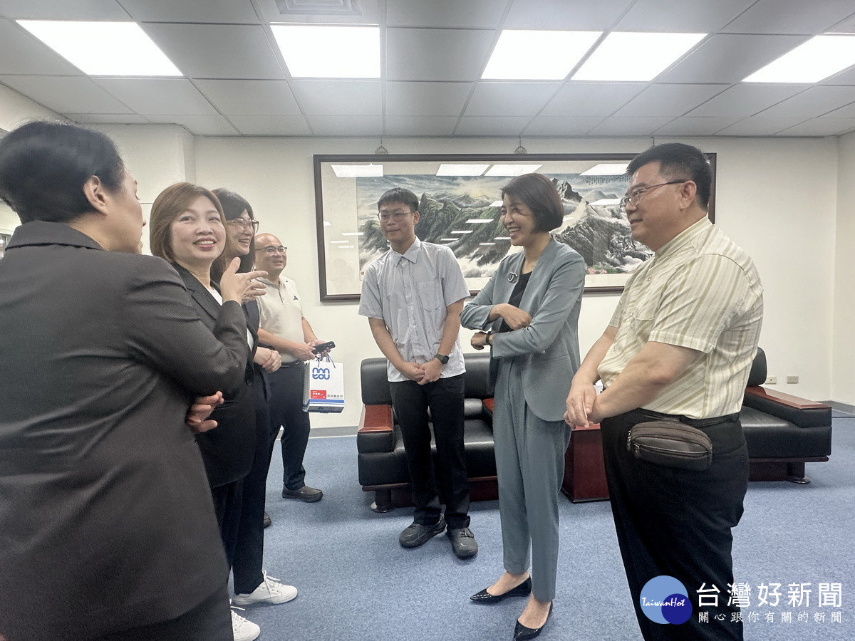 許縣長向來訪嘉賓推薦吳柏霆是南投優秀子弟。（記者扶小萍攝）<br />
