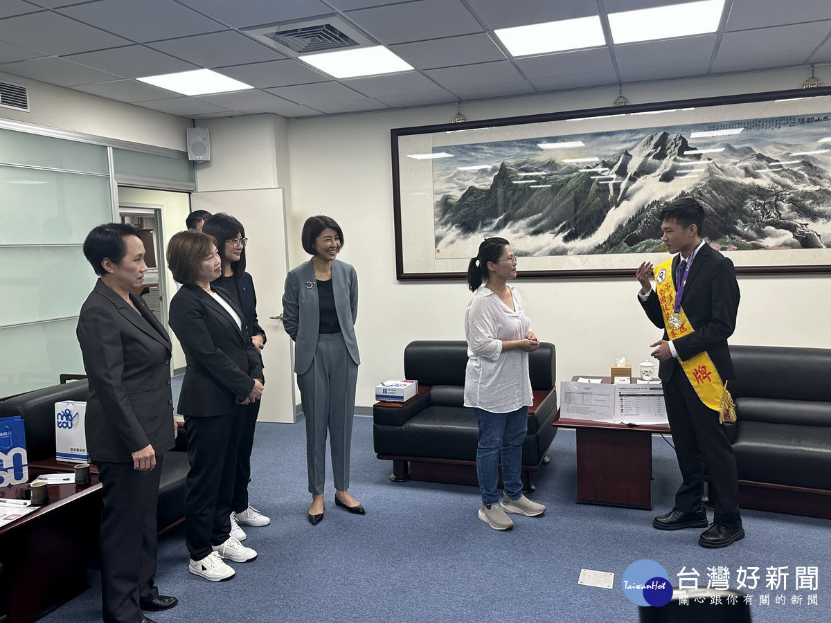 楊程凱以流利英語,現場展現應對服務。(記者扶小萍攝)