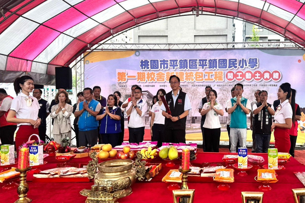 桃園市長張善政於「平鎮國小第一期校舍新建統包工程開工動土典禮」中焚香祝禱工程順利。<br />