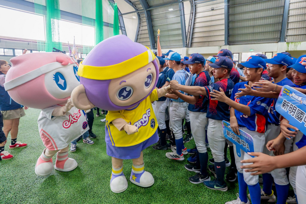 阿桃園哥吉祥物與球隊加油互動。