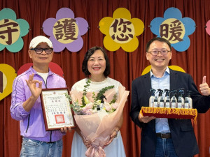 iROO董事長劉本謙(左)、工研院材化所經理孫文檠(右)與新竹榮家主任白恩惠(中)。