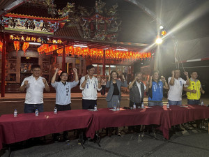 許淑華張嘉哲攜手舉辦村里座談，被視為選前前哨戰。（記者扶小萍攝）
