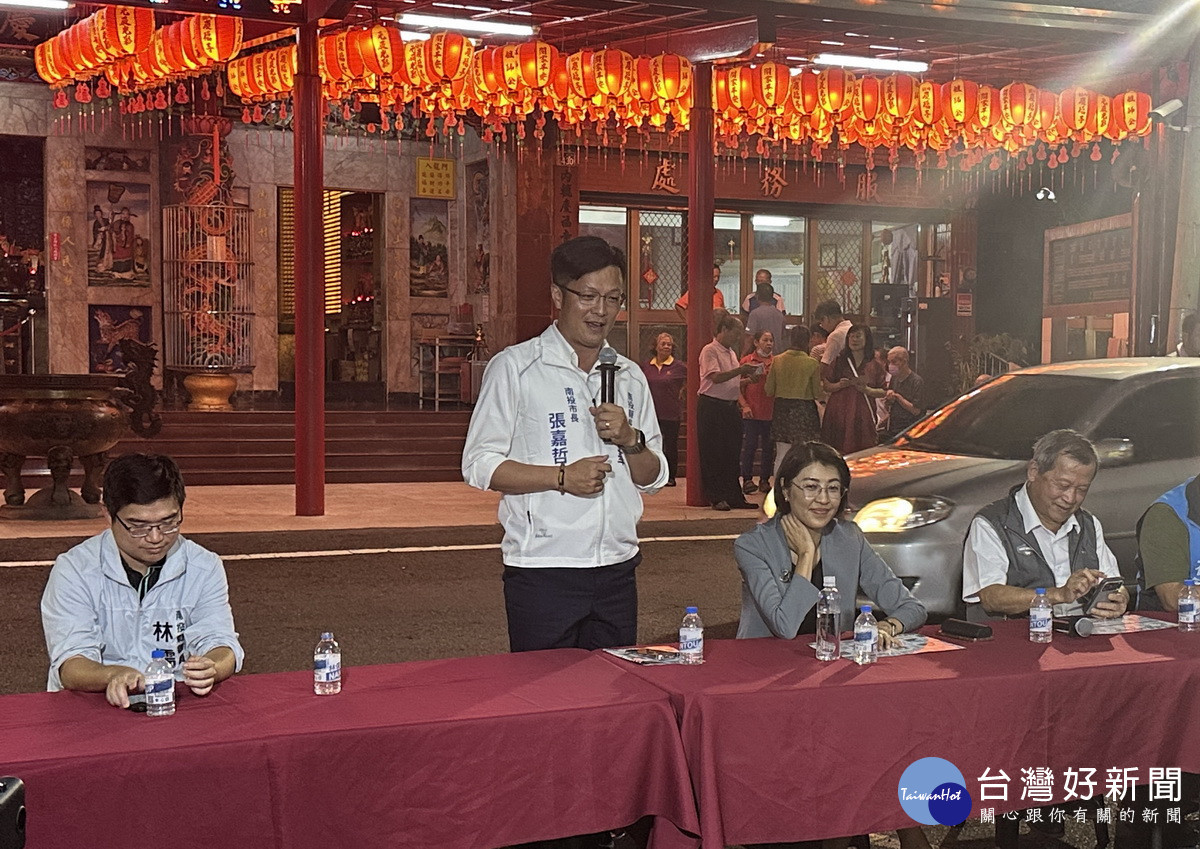 張嘉哲市長允跟隨許縣長腳步同行。(記者扶小萍攝)