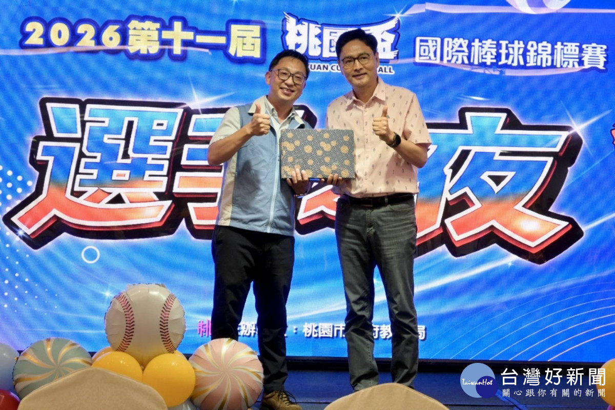 教育局代表賴銀奎副局長與韓國培財國中代表互贈禮品