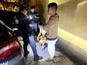違規跨雙黃線見警就逃，楊梅警追入死巷逮人。