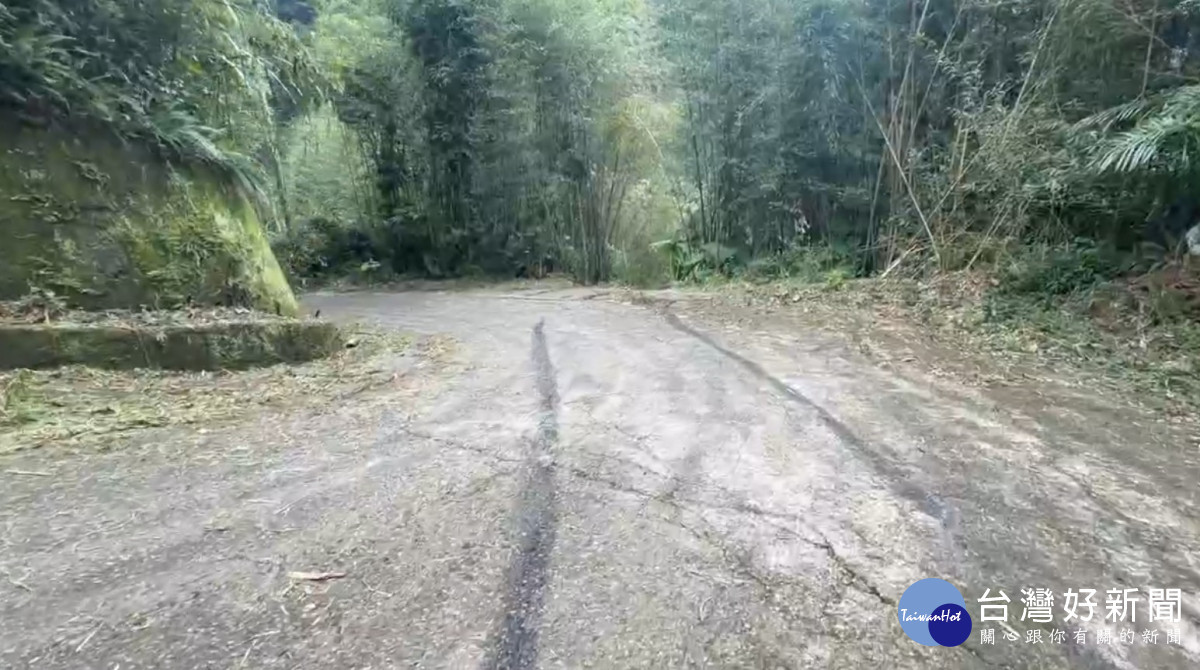 預拌混凝土車上坡疑打滑滑落邊坡。