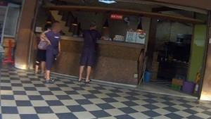男子便當店突趴櫃台，員警察覺中風徵兆，及時通報119送醫。（圖/台中警二分局 提供）