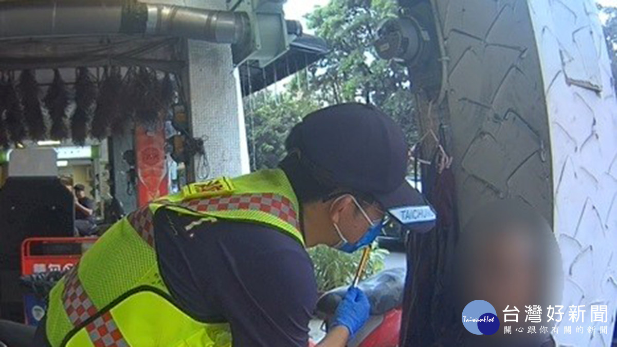 循著男子停放在店外的機車查詢車籍，終於確認身分並聯繫上家屬。