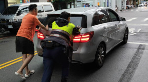 車輛故障卡路口　警民合力推車解危避免二次事故。（圖/台中市警五分局提供）