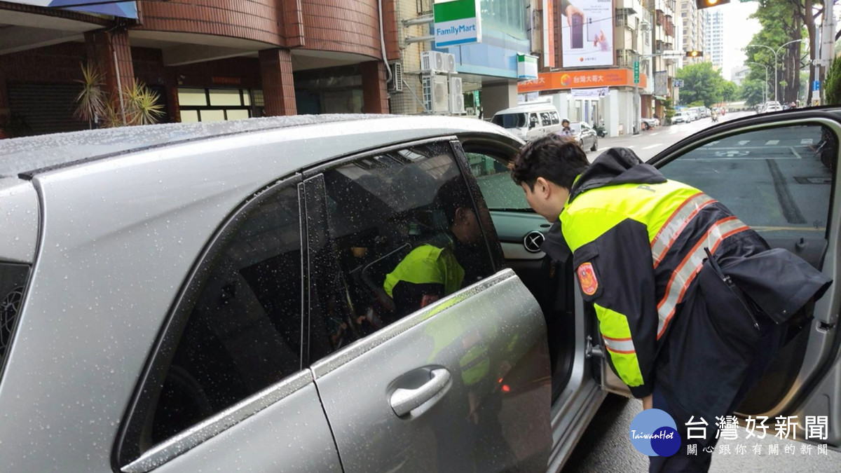 員警巡邏發現自小客車停在路口,立即上前查看了解車輛狀況。