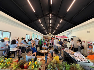 八塊厝食堂假日用餐人潮。