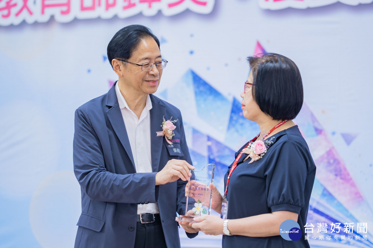市長肯定優秀講師的付出。