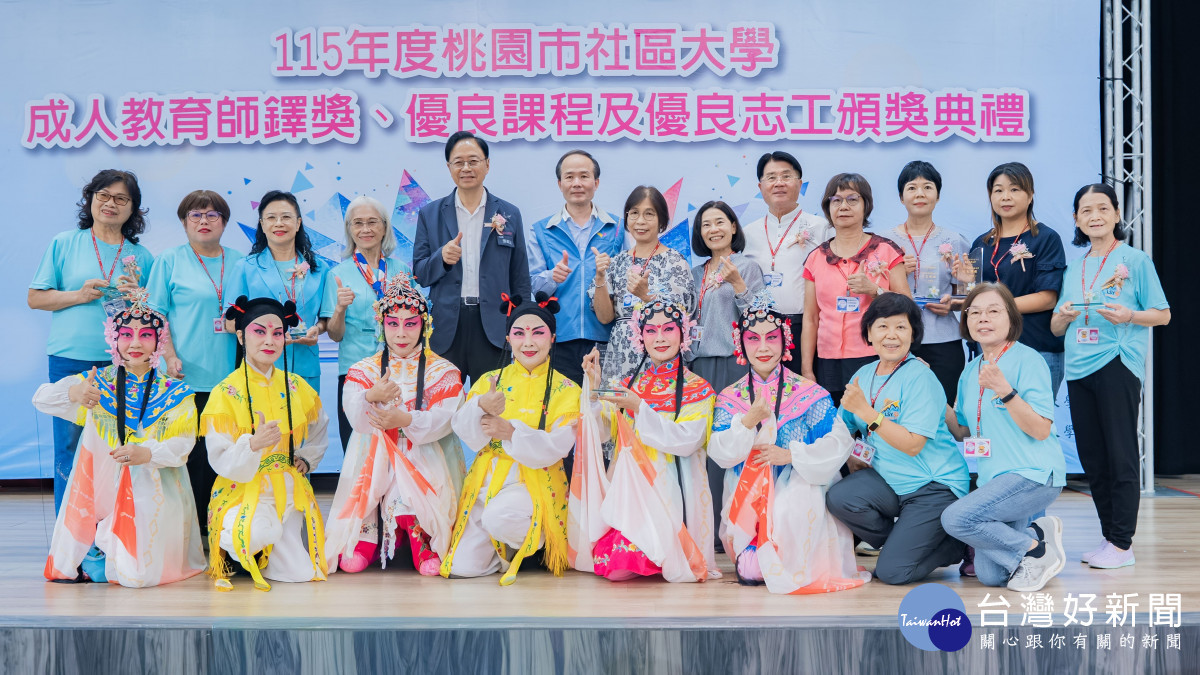 市長與貴賓及社區大學表演團體合影。
