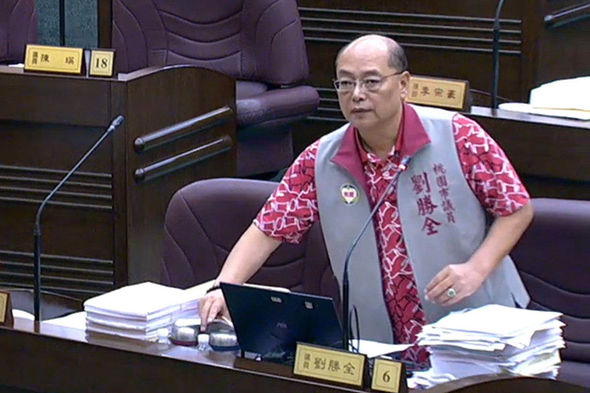 桃園市議員劉勝全於議事堂進行質詢。<br />
