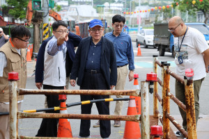 因應極端氣候衝擊　方定安率隊赴愛四路現勘研議基隆防災型都更