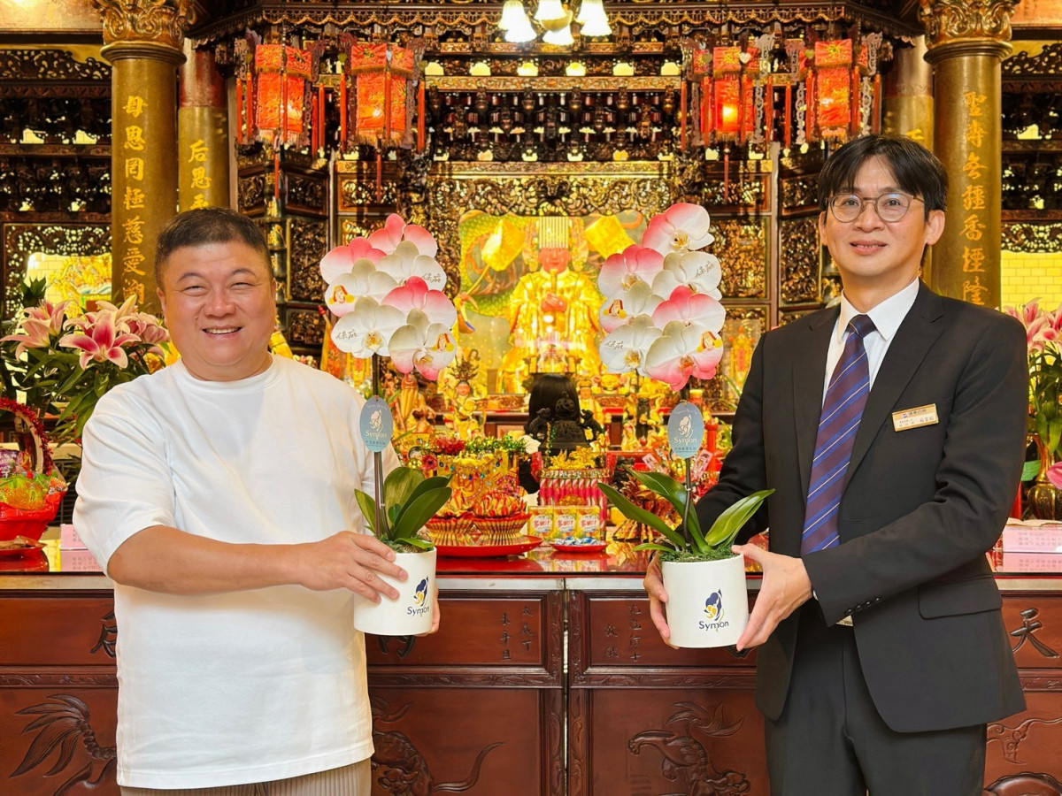 新竹大遠百林家榕副店長致贈內天后專屬煳蝶蘭予內天后客林振森董事長。