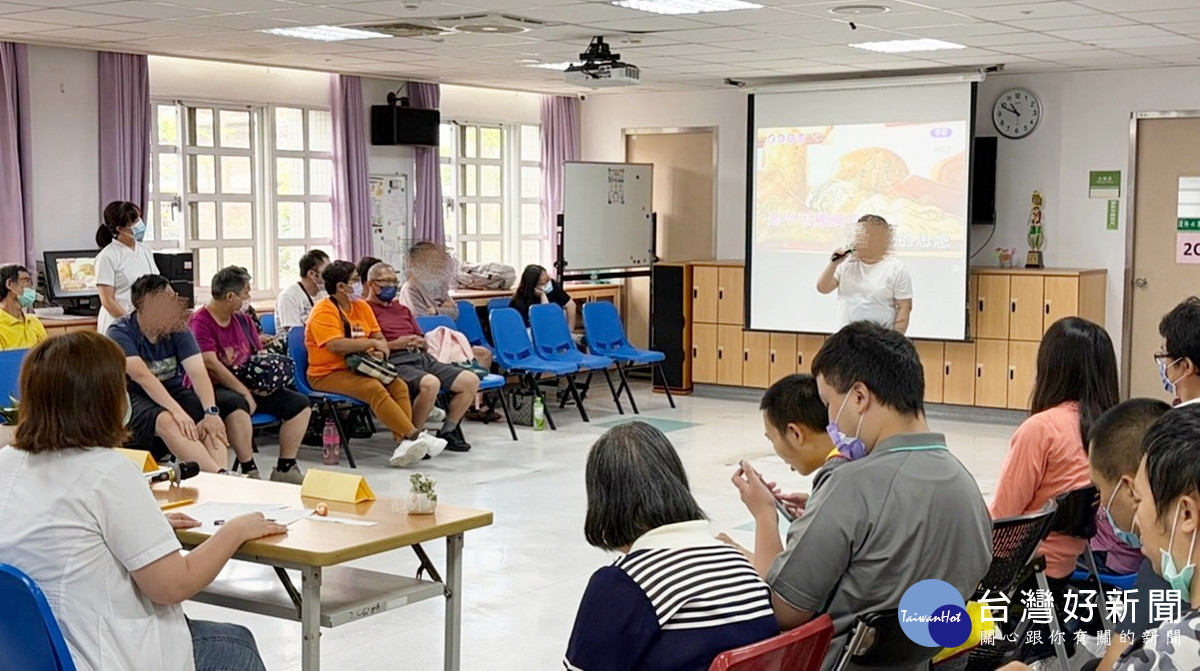 桃療成人日間留院學員歡樂歡唱。 (桃療提供)
