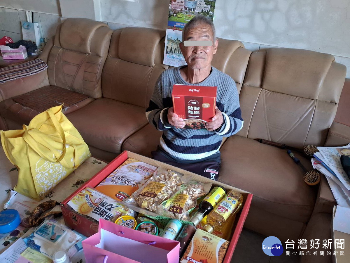 到長者家發送物資。（社勞局提供）<br />
