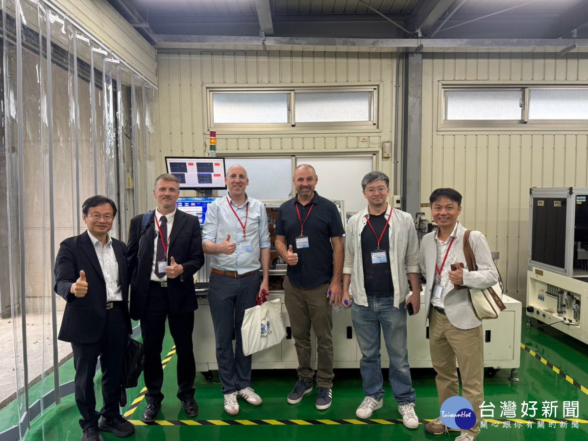 來自魯汶大學的學者、歐洲神經科技產業執行長與國內產官學研專家參訪「德微亞昕先進功率半導體共構教育基地」。(左起:傅昭銘、Christian Renaux、Arno Aarts、Myles McLaughlin、徐經倫、孫志彰)