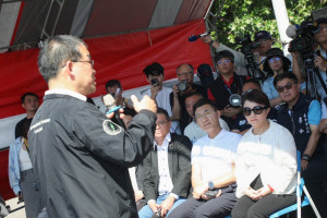 雖然任期剩3個月，盧秀燕仍將空污防制視為施政重點 ，9/8特地前往中火視察，聽取台電簡報。全程神情嚴肅、態度強硬，緊盯燃煤機組除役進度。（照片來源：台中市政府官網）