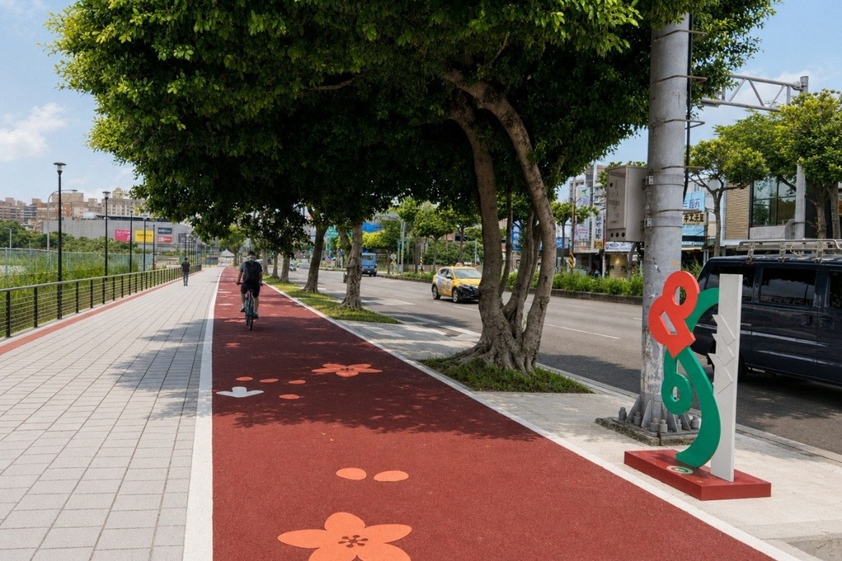 藝術家許和捷透過公共藝術結合路面指引,沿線規劃彩繪自行車步道。