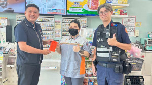 超商店員察覺女子操作ATM異常，立即通報警方到場，成功阻止1萬3000元匯入詐騙集團帳戶。（圖/讀者提供）