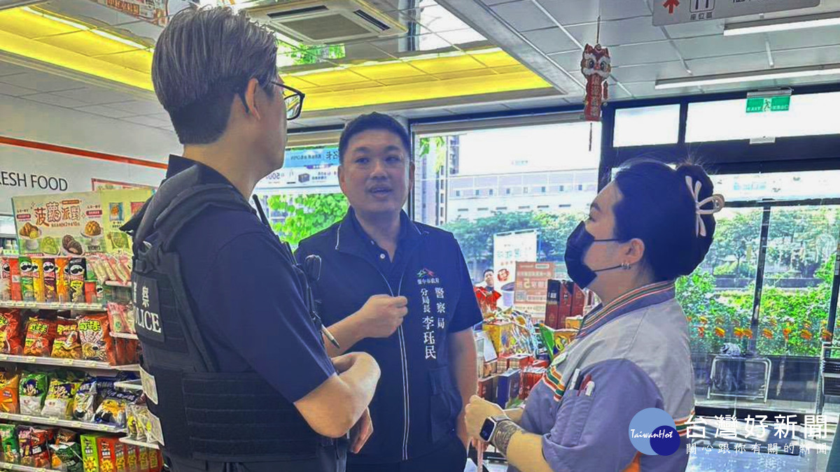 女子操作ATM神情異常,超商店員察覺有異,立即關心並通報警方到場阻詐。